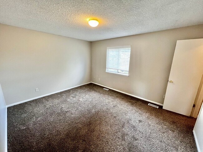 Building Photo - 3 bed, 1 bath Tri-level Home in Foxstone Neighborhood