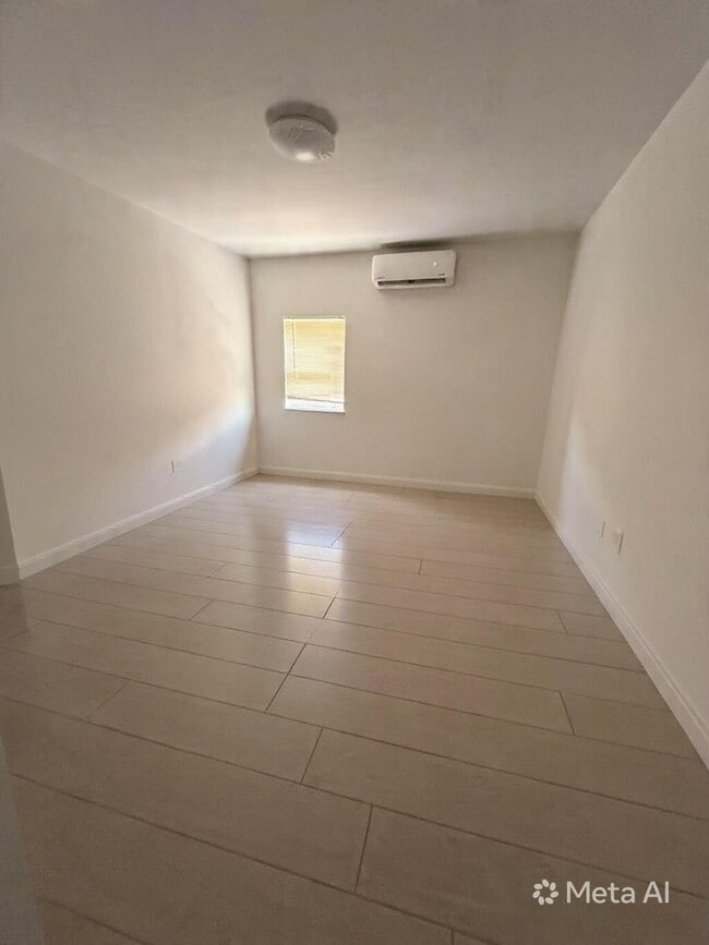Building Photo - 407 S Lakeside Dr