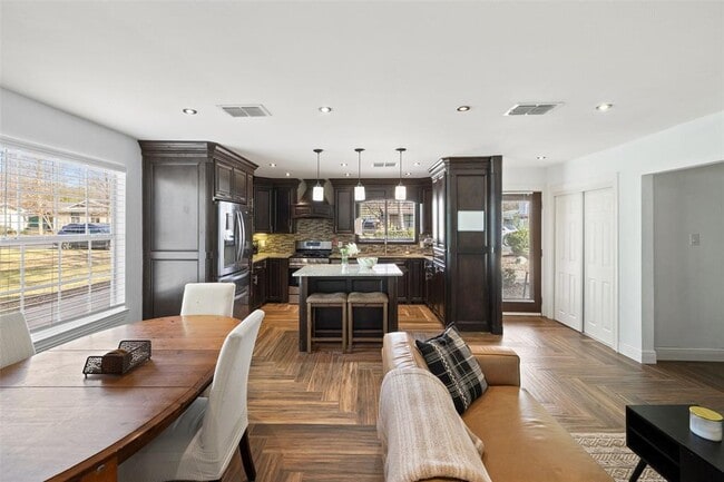 Building Photo - 1501 Broadmoor Dr