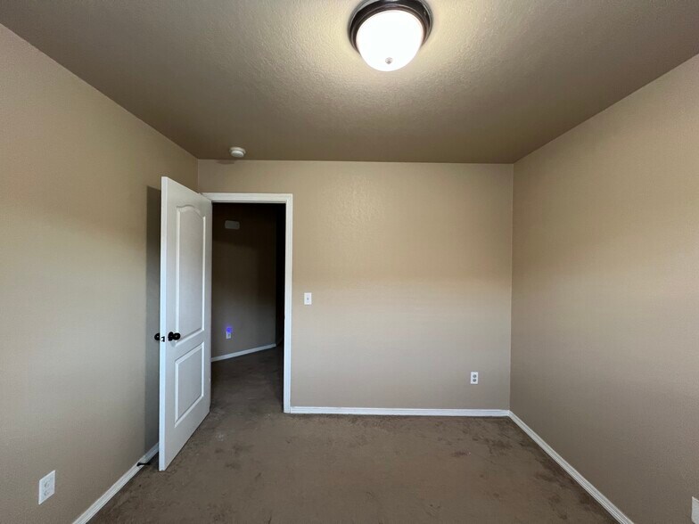 Building Photo - 210 Willow Dr