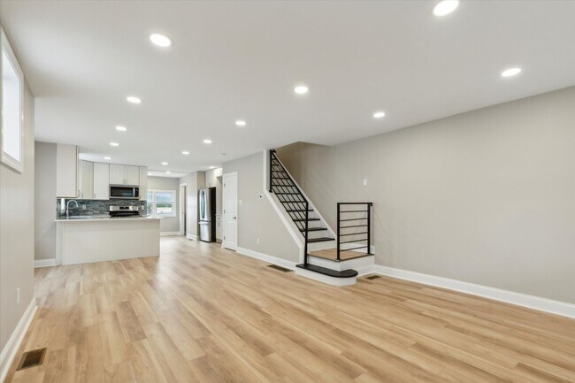 Primary Photo - 327 E 10th Ave