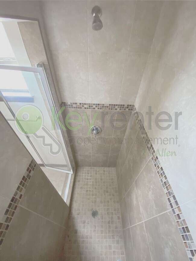 Building Photo - 2B/2.5B Townhome in gated community now av...