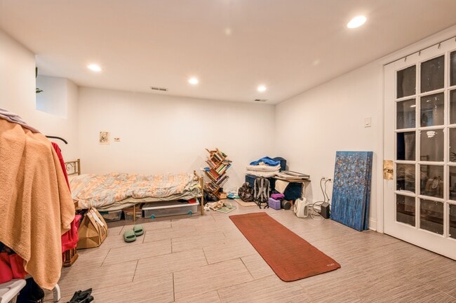 Building Photo - 616 S Oakley Blvd