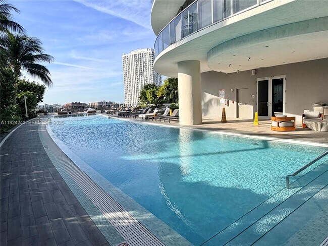 Building Photo - 488 NE 18th St