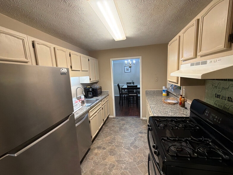 Building Photo - Room in Condo on Brockett Pl