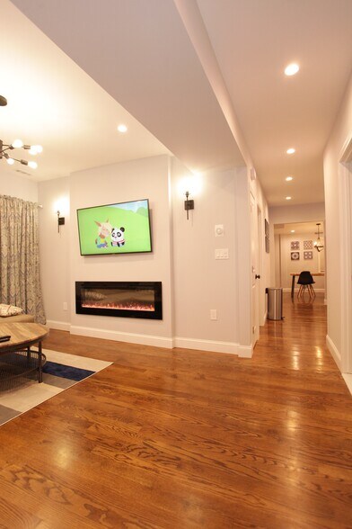 Building Photo - 289 Main St