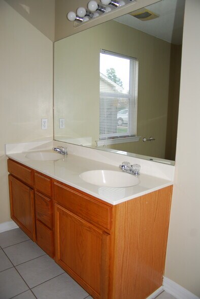 Building Photo - 9 Pine Lake Ct