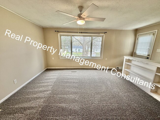 Building Photo - 3-Bedroom Home Near Downtown Overland Park!