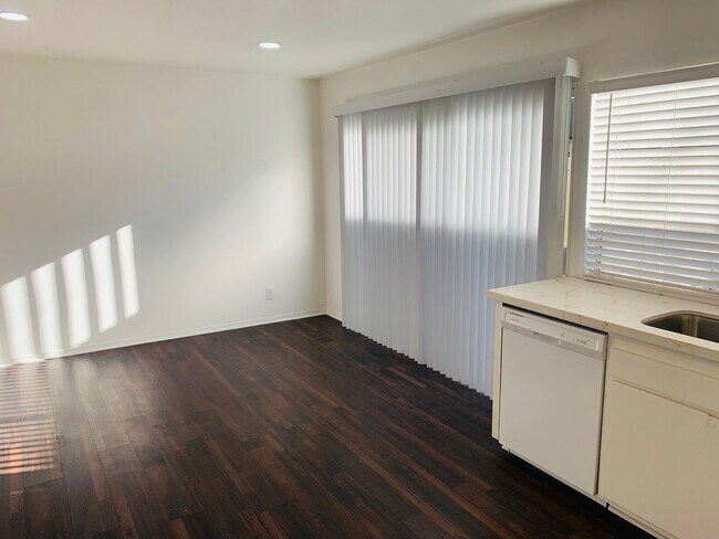 Building Photo - Wildwood I END UNIT