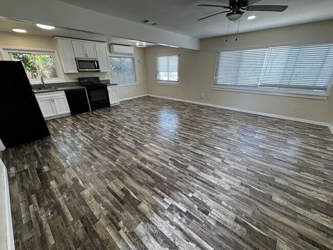 Building Photo - 5448 Encina Dr
