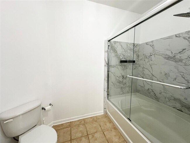 Building Photo - 12843 Madison Pointe Cir