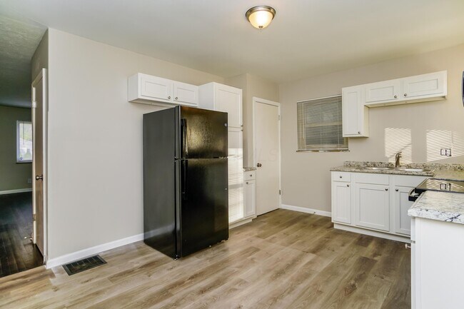 Building Photo - 1646 Oakwood Ave