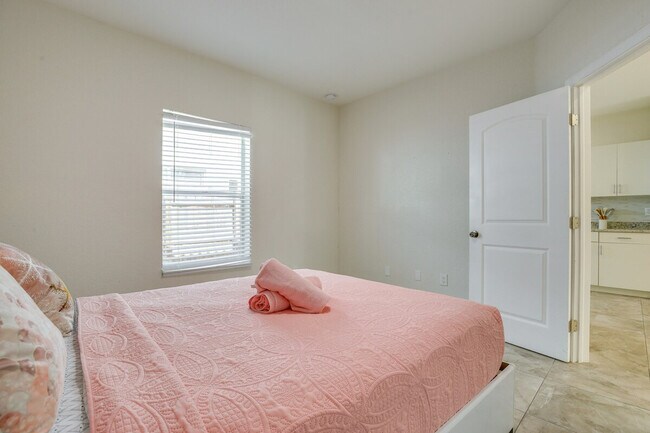 Building Photo - 2601 NW 15th Ct