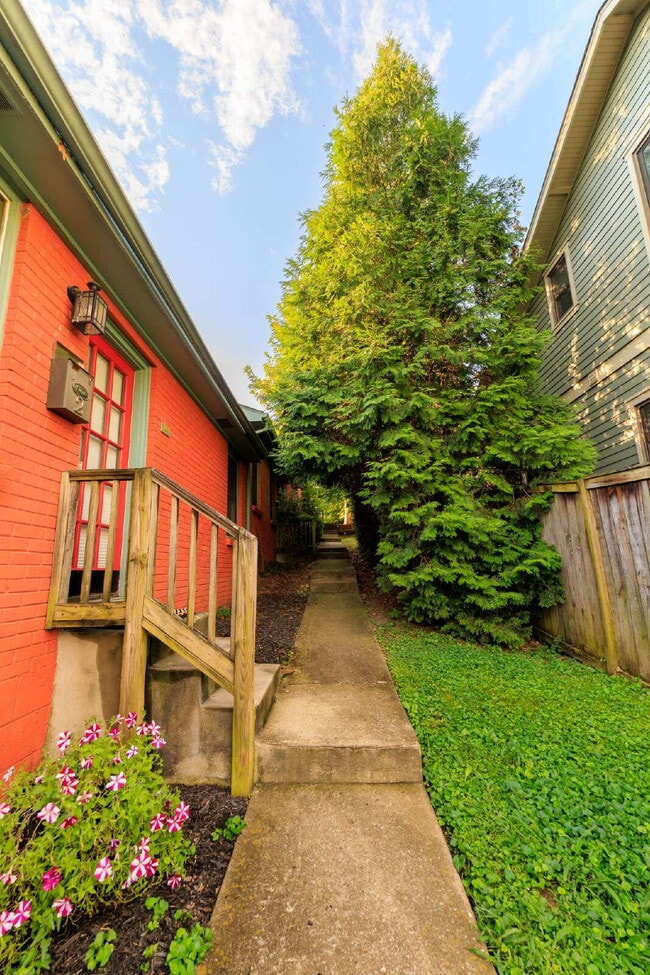 Building Photo - **LEASED**   Renovated Condo on Fatherland, Minutes to 5 Points!