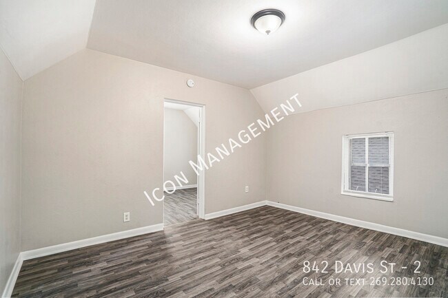Building Photo - 842 Davis St