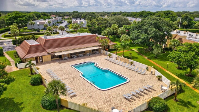 Building Photo - 2825 SW 22nd Ave