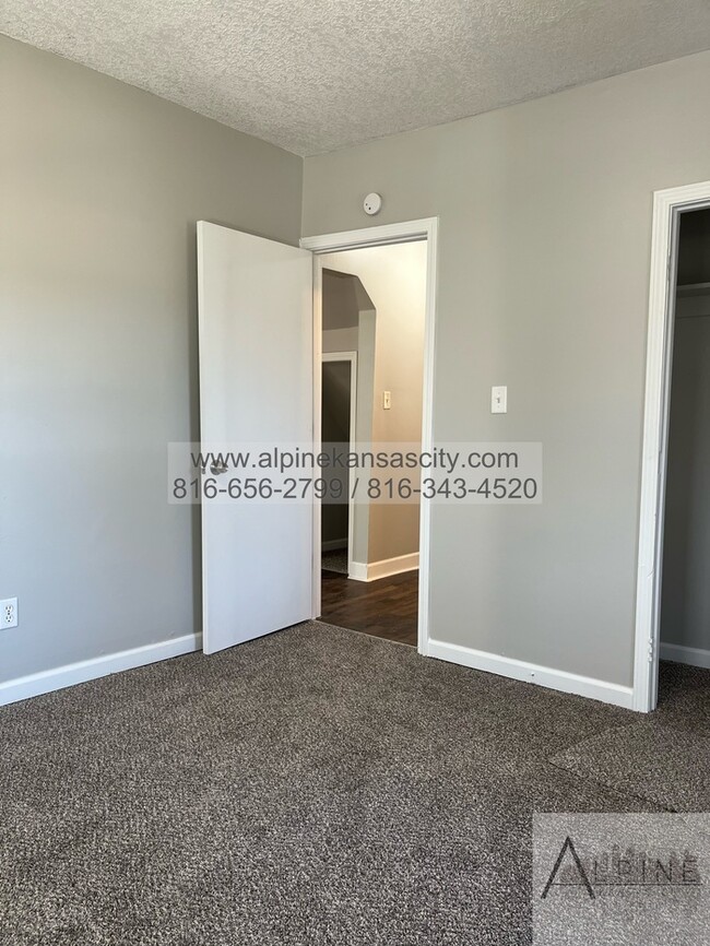 Building Photo - Spacious Upstairs Loft!
