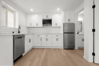 Building Photo - 4012 S Hillcrest Dr