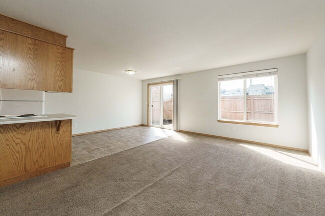 Building Photo - Comfortable 3-Bedroom Townhouse with A/C, ...