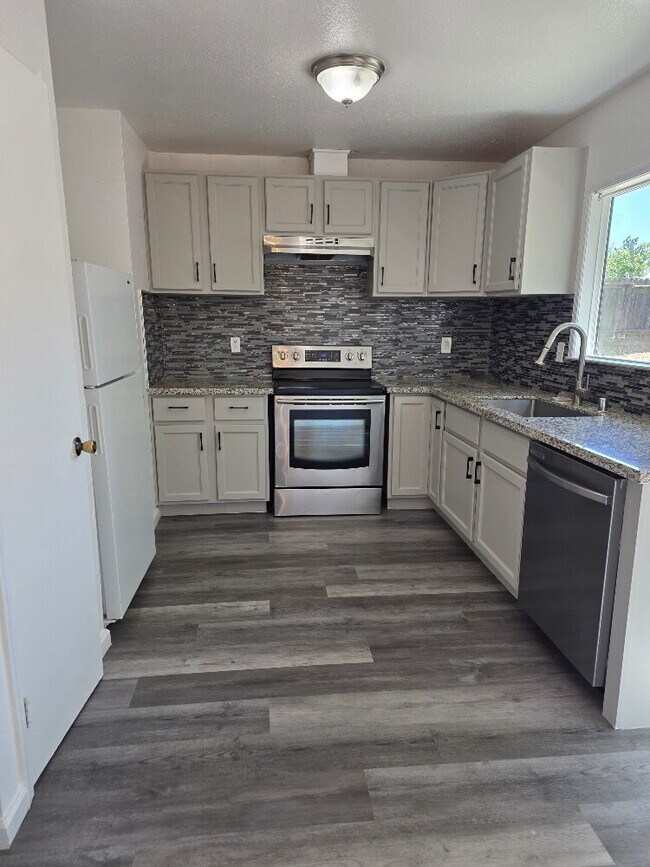 Building Photo - 3-Bedroom house with 2 Baths in Sacramento