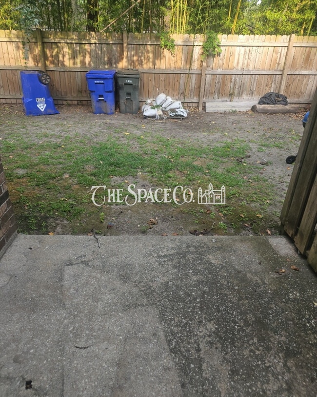 Building Photo - "Charming 2-Bed Townhouse Retreat on Fleming Road – Spacious Comfort in Charleston!"