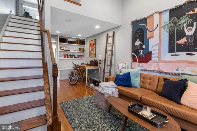 Building Photo - 714 Medina St