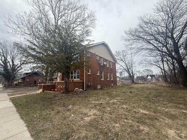 Building Photo - 15512 Mendota St