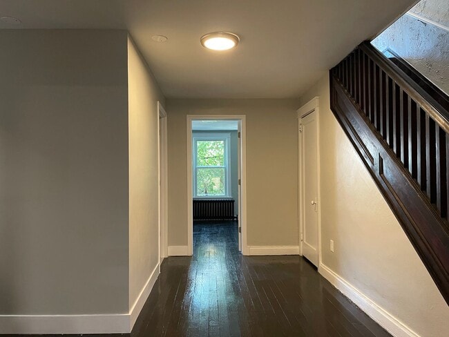 Building Photo - FABULOUSLY RENOVATED 4BR, 2Bath HOME IN TH...