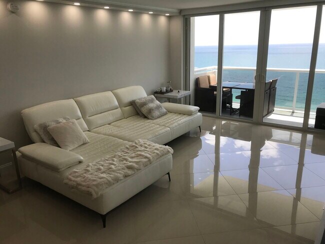 Building Photo - 3140 S Ocean Dr