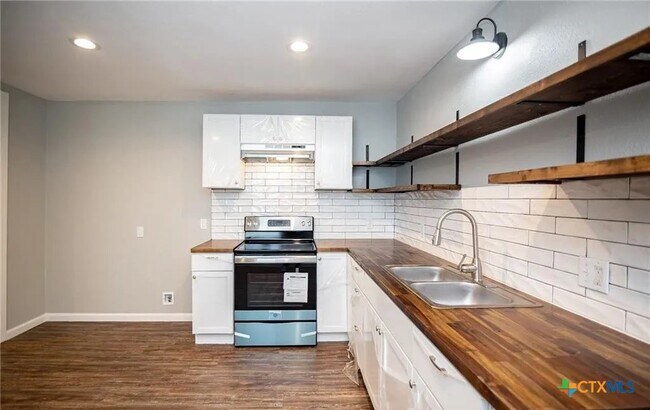 Building Photo - 2003 Woodlawn St