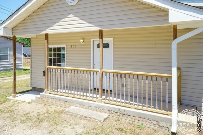 Building Photo - 201 Smith Dr