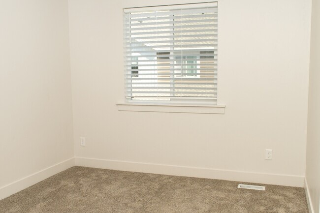 Building Photo - 418-1580 1580 E