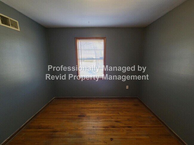 Building Photo - Large 3 bed 1.5 bath!