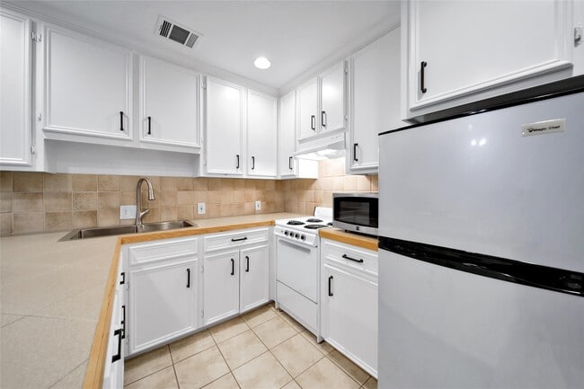 Building Photo - 520 W 15th St