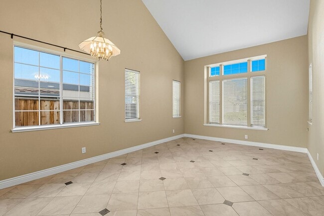 Building Photo - Updated Family Spacious Home w/ Fenced in ...
