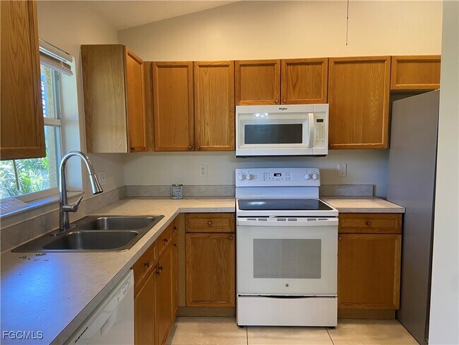 Building Photo - 1301 NE 12th Pl