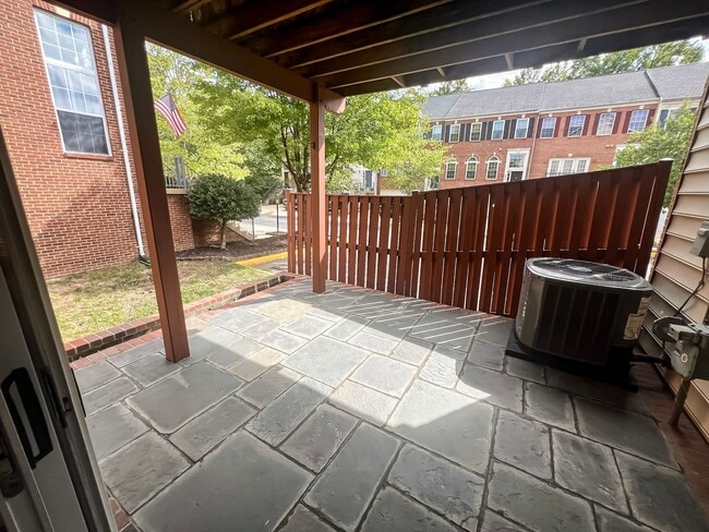 Building Photo - Stunning 3 Bed 3.5 Bath Brick Colonial End-Unit Townhome In Vibrant Kingstowne Community