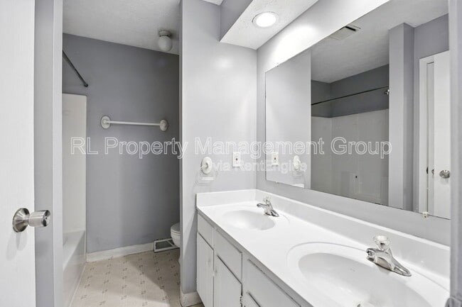 Building Photo - 1094 Farmlane Dr