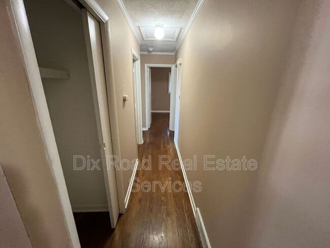 Building Photo - 921 Millikin St