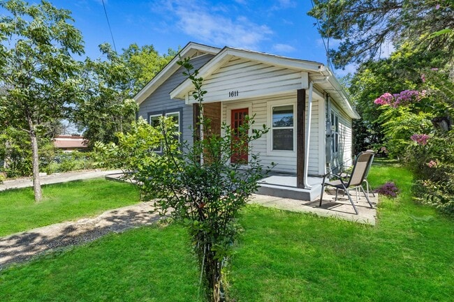 Building Photo - Fully renovated home close to downtown