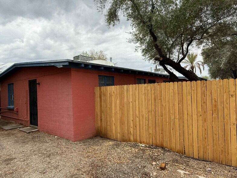 Building Photo - 2702 E Elm St