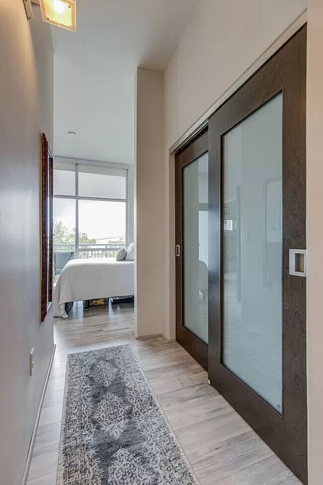 Building Photo - 1 Bed/1 Bath Condo at 5th and Main, Assigned Parking, Washer/Dryer/Covered Balcony