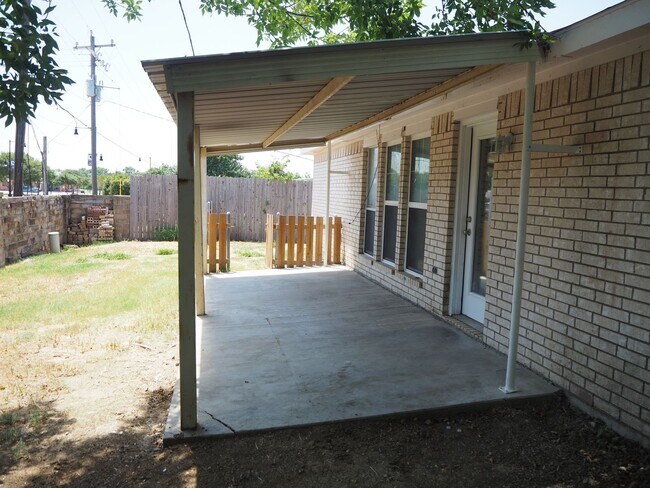 Building Photo - 1000 Waterview Dr