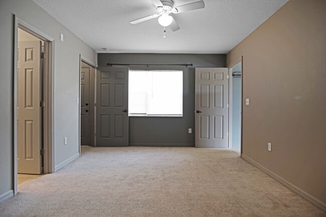Building Photo - 2326 Fan Palm Dr