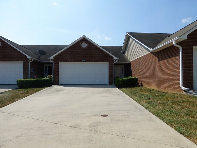 Building Photo - Stunning 3-Bedroom Townhouse with Bonus Room & Fenced Yard in North Knoxville