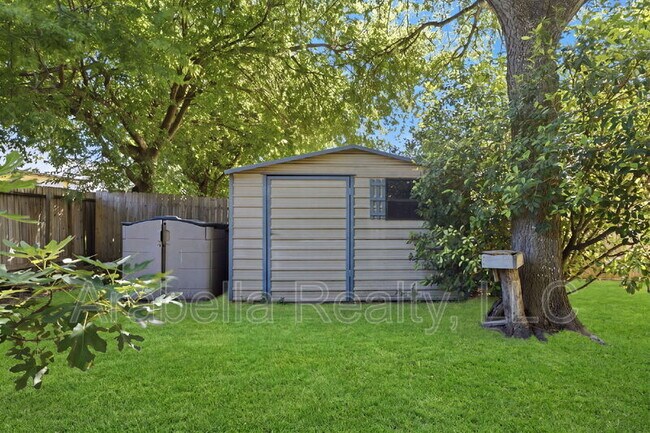 Building Photo - 832 Dimrock