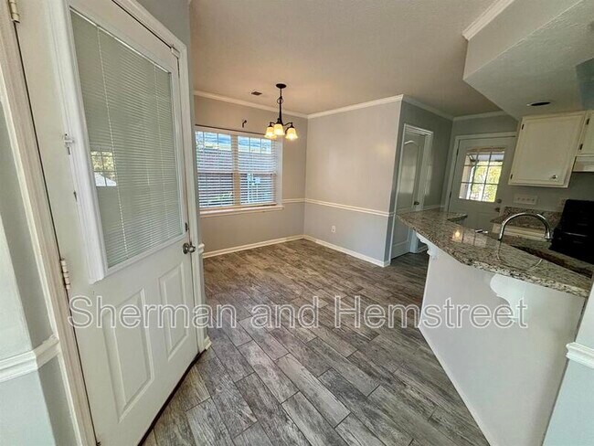 Building Photo - 666 Wellington Dr