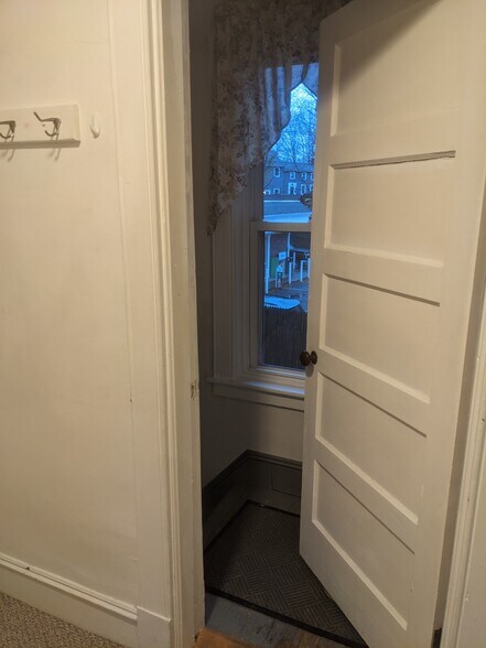 Building Photo - 701 Main St