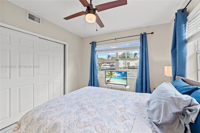 Building Photo - 1125 NE 5th Ave