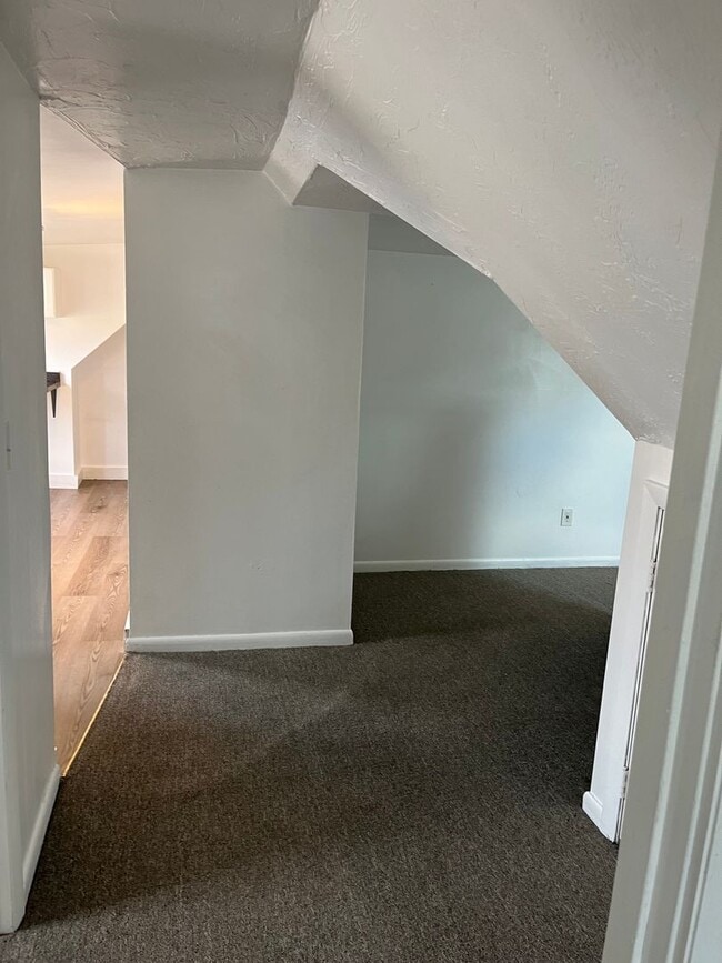 Building Photo - Sunny, Clean, Quiet 2 bedroom 1 bath 2nd floor apartment
